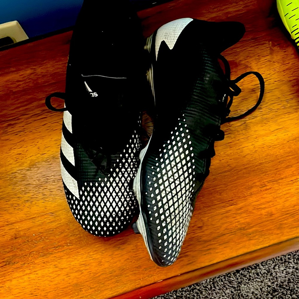 7.5 Soccer shoe!! Worn 2x’s.